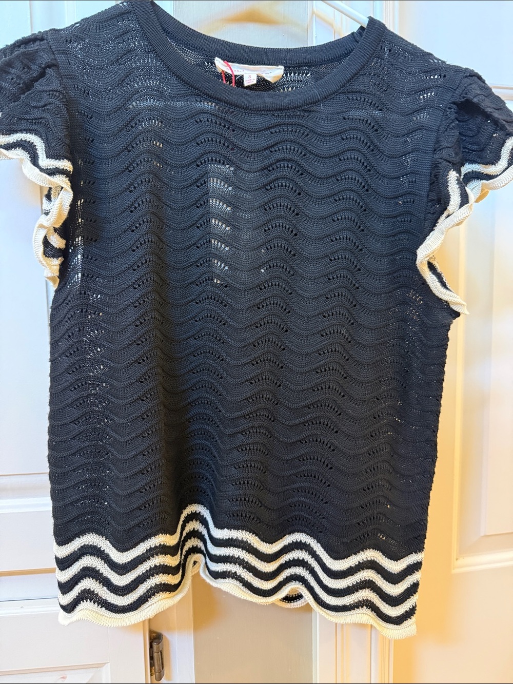Solitaire Black Scallop Knit Short Flutter Sleeve